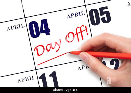 4th aprile. Scrivere a mano il testo GIORNO OFF e disegnare una linea sulla data di calendario 4 aprile. Concetto di pianificazione delle vacanze. Mese di primavera, giorno dell'anno con Foto Stock