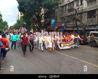 KOLKATA, BENGALA OCCIDENTALE, INDIA - 28 luglio 2022: Il Bengala BJP ha affrontato un raduno martedì a kolkata per truffa di soldi da parte del ministro dell'industria Partha Chatterjee. Foto Stock