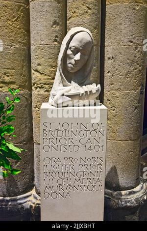 Scultura moderna del Priorato di St John of Bridlington nella Chiesa Prioria di St Mary nella vecchia Bridlington nello Yorkshire Foto Stock