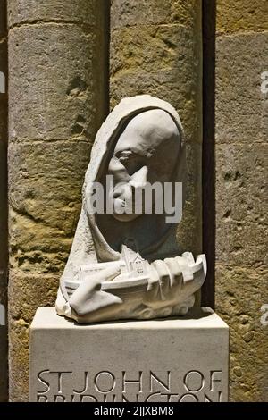 Scultura moderna del Priorato di St John of Bridlington nella Chiesa Prioria di St Mary nella vecchia Bridlington nello Yorkshire Foto Stock