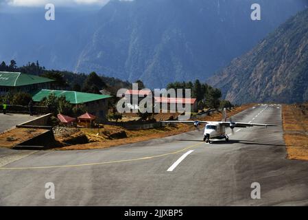 Aereo che atterra all'aeroporto di Lukla nell'Himalaya. Nepal, gennaio 2016 Foto Stock