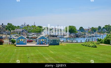 Hyannis Massachusetts Inner Harbor, USA. Foto scattata da Michael K. Aselton Memorial Park. Con due graziosi capannoni. Foto Stock