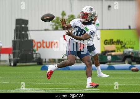 Foxborough, Massachusetts, Stati Uniti. 28th luglio 2022. MA, USA; New England Patriots running back Rhamondre Stevenson (38) cattura la palla al campo di allenamento dei Patriots tenuto nei campi di pratica al Gillette Stadium, a Foxborough, Massachusetts. Eric Canha/CSM/Alamy Live News Foto Stock