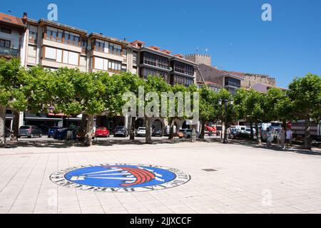 Plaza Jose Antonio, San Vicente de la Barquera, Cantabria Foto Stock