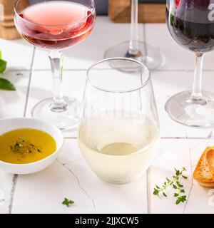 Varietà di bicchieri da vino con vino rosso, bianco e rosato Foto Stock