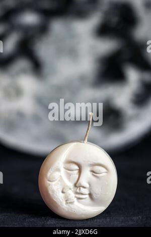 Candela a forma di luna. Decorazioni lunari Foto Stock