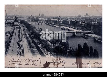 Panorama aereo della città di Parigi con il fiume e i ponti di Siene, circa 1903. cartolina d'epoca stampata in Francia isolata su sfondo bianco Foto Stock