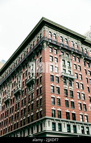 Tipico vecchio edificio a Brooklyn, New York. Quartiere di Williamsburg. Edificio rosso Foto Stock