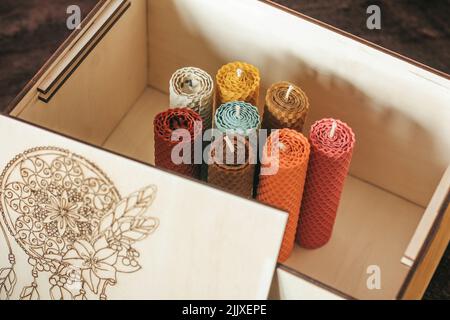 Candele decorative in cera. Candele a nido d'ape. Candele alte multicolore all'interno Foto Stock