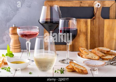 Varietà di bicchieri da vino con vino rosso, bianco e rosato Foto Stock