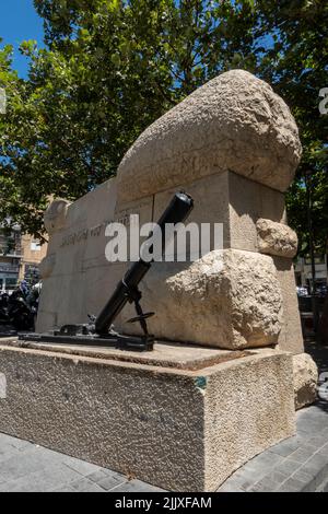 Memorial to the Davidka, un mortaio israeliano fatto in casa utilizzato nella difesa di Gerusalemme e di altre città durante la guerra d'indipendenza del 1948 progettato da Asher Hiram situato in Davidka Square Jaffa Street West Gerusalemme Israele Foto Stock