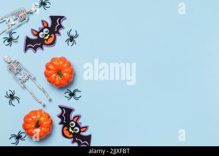 Composizione di Halloween. Articoli decorativi natalizi su sfondo blu con spazio per la copia. Foto Stock