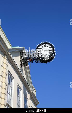 Orologio sul municipio, High Street, Hythe, Kent, Inghilterra, Regno Unito Foto Stock