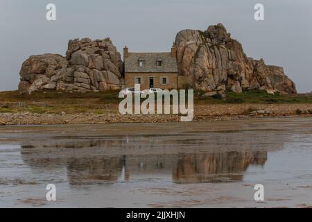 Bella vista della piccola casa Castel Meur tra le rocce vicino al mare in Plougrescant, Francia in estate Foto Stock