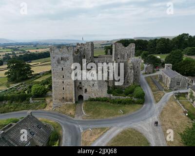 Una bella vista aerea del Castello di Bolton nella valle dello Yorkshire Inghilterra, Regno Unito Foto Stock