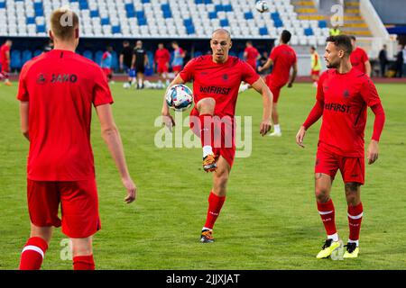 I giocatori di Anversa si sono raffigurati durante il riscaldamento prima di una partita tra il Belga Royal Antwerp FC e il Kosovar Klubi Futbollistik Drita, giovedì 28 luglio 2022 a Gjilan. Anversa gioca la tappa di ritorno del secondo turno di qualificazione per la UEFA Europa Conference League dopo un pareggio 0-0 alla prima tappa. BELGA FOTO NIKOLA KRSTIC Foto Stock