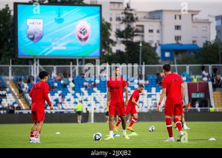 I giocatori di Anversa si sono raffigurati durante il riscaldamento prima di una partita tra il Belga Royal Antwerp FC e il Kosovar Klubi Futbollistik Drita, giovedì 28 luglio 2022 a Gjilan. Anversa gioca la tappa di ritorno del secondo turno di qualificazione per la UEFA Europa Conference League dopo un pareggio 0-0 alla prima tappa. BELGA FOTO NIKOLA KRSTIC Foto Stock