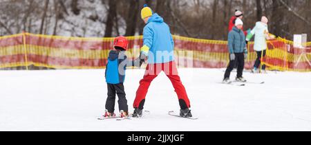 master class sci per bambini con istruttore nella scuola di sport invernali per bambini. Foto Stock