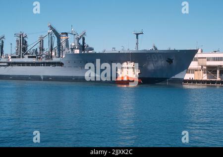 C-Tractor 6 assistere con l'attracco USNS Guadalupe sul porto di San Diego Foto Stock