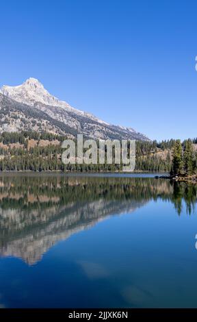 Riflessione scenografica Paesaggio dei Teton nel lago di Taggart in autunno Foto Stock