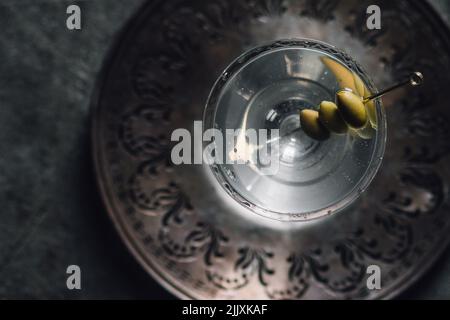 olive in martini su vassoio grigio argento Foto Stock