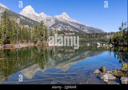 Riflessione scenografica Paesaggio dei Teton nel lago di Taggart in autunno Foto Stock