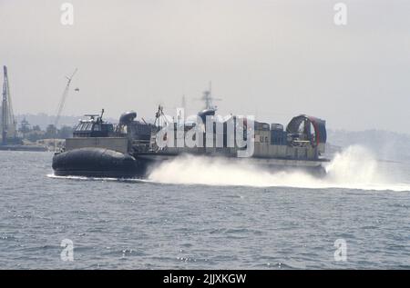 LCAC operante nel porto di San Diego Foto Stock