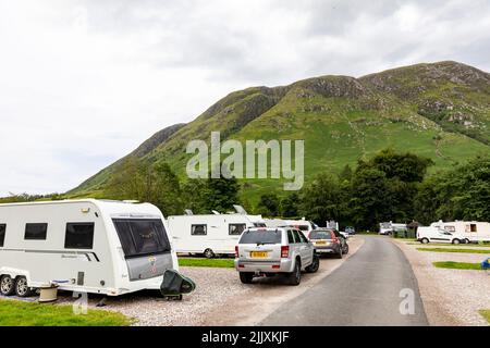 Glen Nevis caravan e camper campeggio ai piedi del ben Nevis, la montagna più alta della Gran Bretagna, Grampian Mountain Range, Scozia, Regno Unito Foto Stock