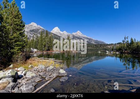 Riflessione scenografica Paesaggio dei Teton nel lago di Taggart in autunno Foto Stock