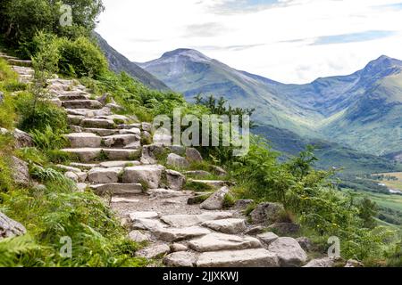 Sentiero escursionistico a piedi in pietra lungo il percorso turistico fino a ben Nevis, la montagna più alta in Gran Bretagna, Grampian catena montuosa, Scozia, Regno Unito Foto Stock