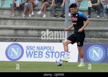 Il difensore coreano della SSC Napoli Kim min Jae controlla la palla il campo di allenamento pre-stagione 2022-23 della SSC Napoli a Castel di Sangro Foto Stock