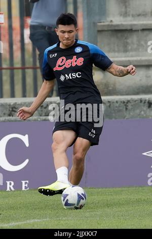 Il difensore coreano della SSC Napoli Kim min Jae controlla la palla il campo di allenamento pre-stagione 2022-23 della SSC Napoli a Castel di Sangro Foto Stock