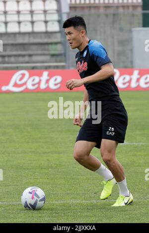 Il difensore coreano della SSC Napoli Kim min Jae controlla la palla il campo di allenamento pre-stagione 2022-23 della SSC Napoli a Castel di Sangro Foto Stock