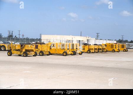 Apparecchiature di supporto a terra per aerei a bordo di NAS Miramar a San Diego, California Foto Stock