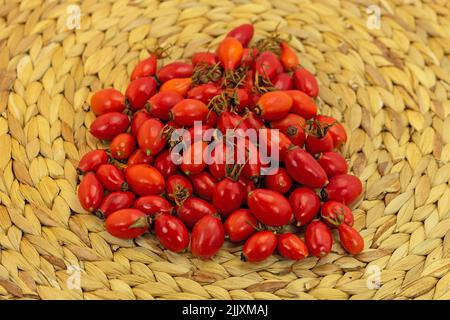 Anche di rose raccolte mature su una ciotola di arrosto Foto Stock