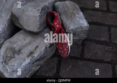 scarpe per bambini nelle rovine, la guerra Foto Stock