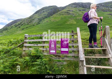 Ben Nevis, modello rilasciato donna all'inizio degli anni cinquanta hiker, si prepara a camminare su ben Nevis Highlands scozzesi,Scozia,UK,estate 2022 Foto Stock