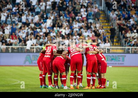 I giocatori di Anversa si sono raffigurati prima di una partita tra il Belga Royal Antwerp FC e il Kosovar Klubi Futbollistik Drita, giovedì 28 luglio 2022 a Gjilan. Anversa gioca la tappa di ritorno del secondo turno di qualificazione per la UEFA Europa Conference League dopo un pareggio 0-0 alla prima tappa. BELGA FOTO NIKOLA KRSTIC Foto Stock