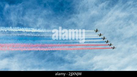 San Pietroburgo, Russia. - 28 luglio 2022: Il gruppo di combattenti russi Sukhoi su-25 nel cielo. Foto Stock