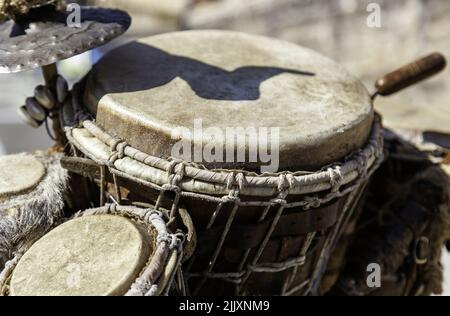 Dettaglio percussione, vecchio tamburo artigianale Foto Stock