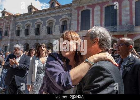 Barcellona, Spagna. 28th luglio 2022. Laura Borràs (C) ha visto abbracciare l'ex presidente Quim Torra. La gente si è riunita di fronte al Parlamento in solidarietà con il presidente del Parlamento catalano Laura Borràs prima di essere sospesa come deputato e presidente in seguito alla liberazione del tavolo del parlamento dopo essere stata accusata di appropriazione indebita e di documenti falsi dall'alta Corte di giustizia della Catalogna. Credit: SOPA Images Limited/Alamy Live News Foto Stock