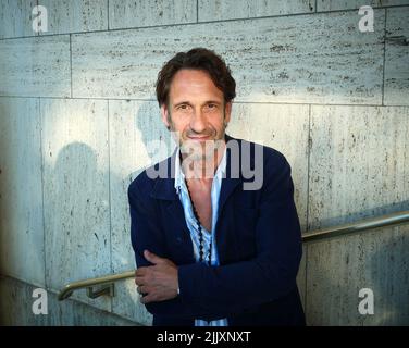 Berlino, Germania. 27th luglio 2022. L'attore Falk-Willy Wild ha registrato alla prima di ''Brauchen Sie `ne Quittung?'' Al Komödie am Kurfürstendamm nel Teatro Schiller. Credit: XAMAX/dpa/Alamy Live News Foto Stock