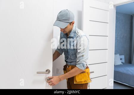 Manuale Installazione e fissaggio del chiudiporta automatico. Manutenzione e assistenza Foto Stock