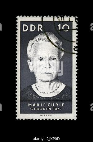 Marie Sklodowska-Curie (1867-1934), circa 1967. Fisicista noto scienziato, osservatore di radioattività. Timbro vintage stampato in DDR isolato Foto Stock