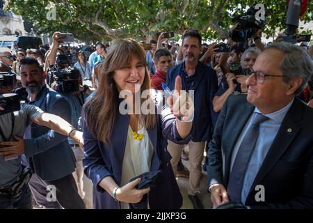 Barcellona, Spagna. 28th luglio 2022. Laura Borràs (C) ha visto salutare i manifestanti accompagnati dall'ex presidente Quim Torra. La gente si è riunita di fronte al Parlamento in solidarietà con il presidente del Parlamento catalano Laura Borràs prima di essere sospesa come deputato e presidente in seguito alla liberazione del tavolo del parlamento dopo essere stata accusata di appropriazione indebita e di documenti falsi dall'alta Corte di giustizia della Catalogna. (Foto di Paco Freire/SOPA Images/Sipa USA) Credit: Sipa USA/Alamy Live News Foto Stock