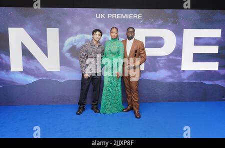 (Da sinistra a destra) Brandon Perea, Keke Palmer e Daniel Kaluuya hanno partecipato alla prima britannica di Nope alla Odeon Leicester Square di Londra. Data foto: Giovedì 28 luglio 2022. Foto Stock