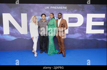 (Da sinistra a destra) Donna Mills, Brandon Perea, Keke Palmer e Daniel Kaluuya partecipano alla prima britannica di Nope all'Odeon Leicester Square di Londra. Data foto: Giovedì 28 luglio 2022. Foto Stock