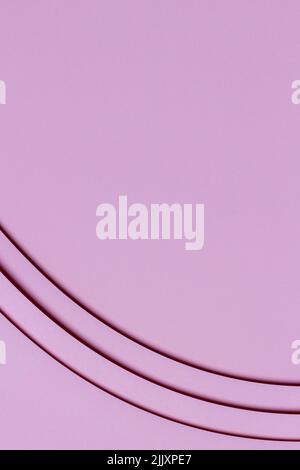 Sfondo della trama della carta colorata astratta. Forme geometriche e linee minime di colore viola pastello Foto Stock