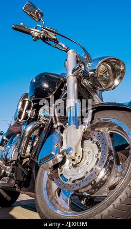 Vista del vecchio motociclo da sotto contro il cielo Foto Stock