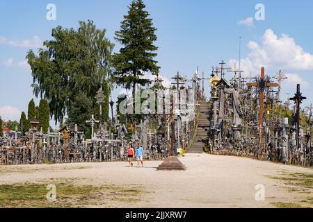 Lituania viaggio; visitatori alla collina delle croci, Lituania, un luogo di pellegrinaggio religioso e attrazione turistica, Siauliai, Lituania, Europa Foto Stock